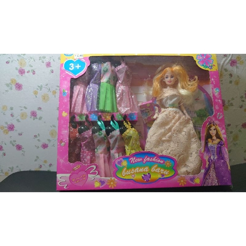 mainan Barbie busana