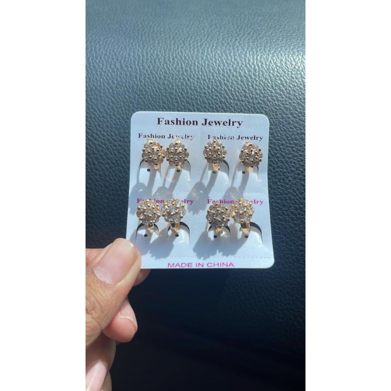 Anting klip bunga