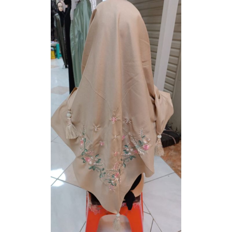 segiempat bunga bordir tassel