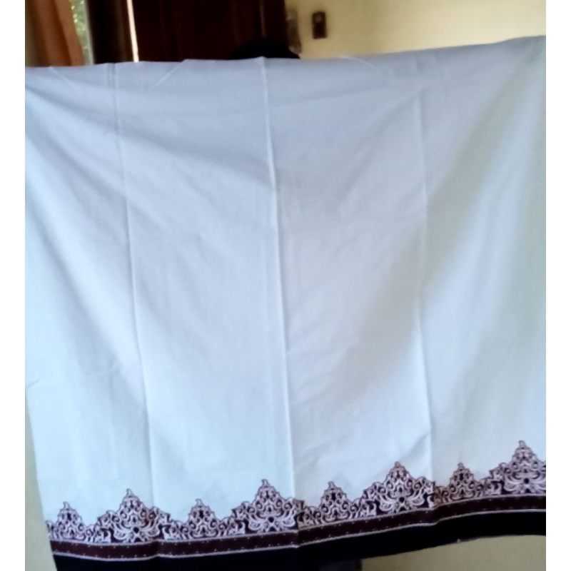 sarung tumpal putih