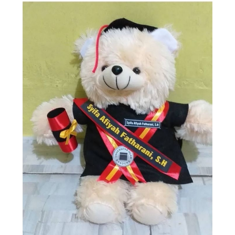 boneka wisuda