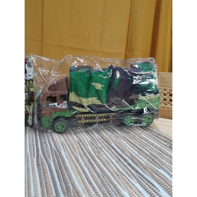 Mainan Truk Tentara