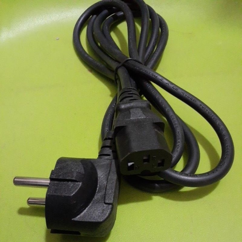 Kabel megcom 3 lobang hitam