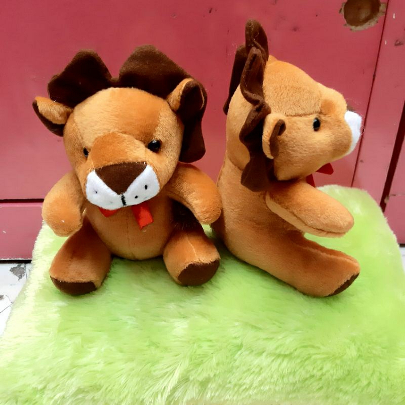 boneka singa duduk