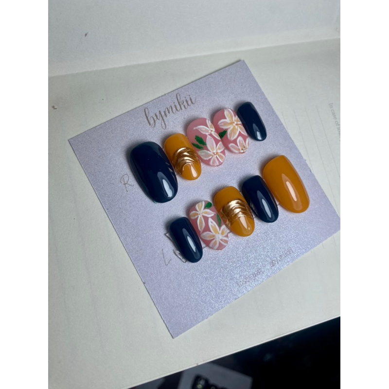 Press on nails flower