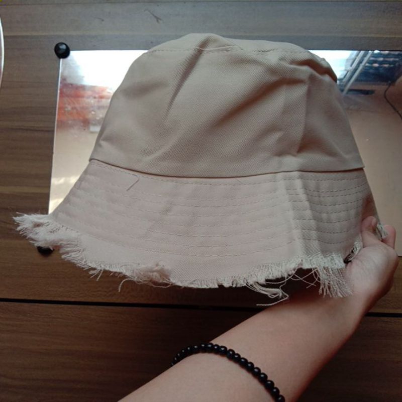 Bucket hat rawis rampel krem