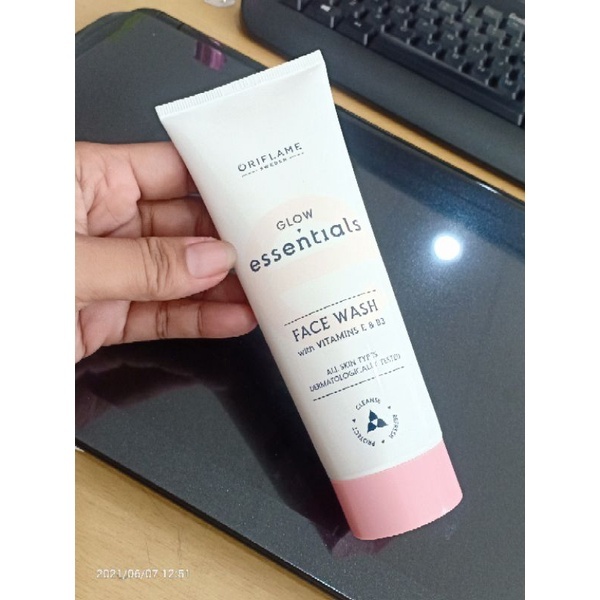 Glow Essentials Face Wash with Vitamin E & B3