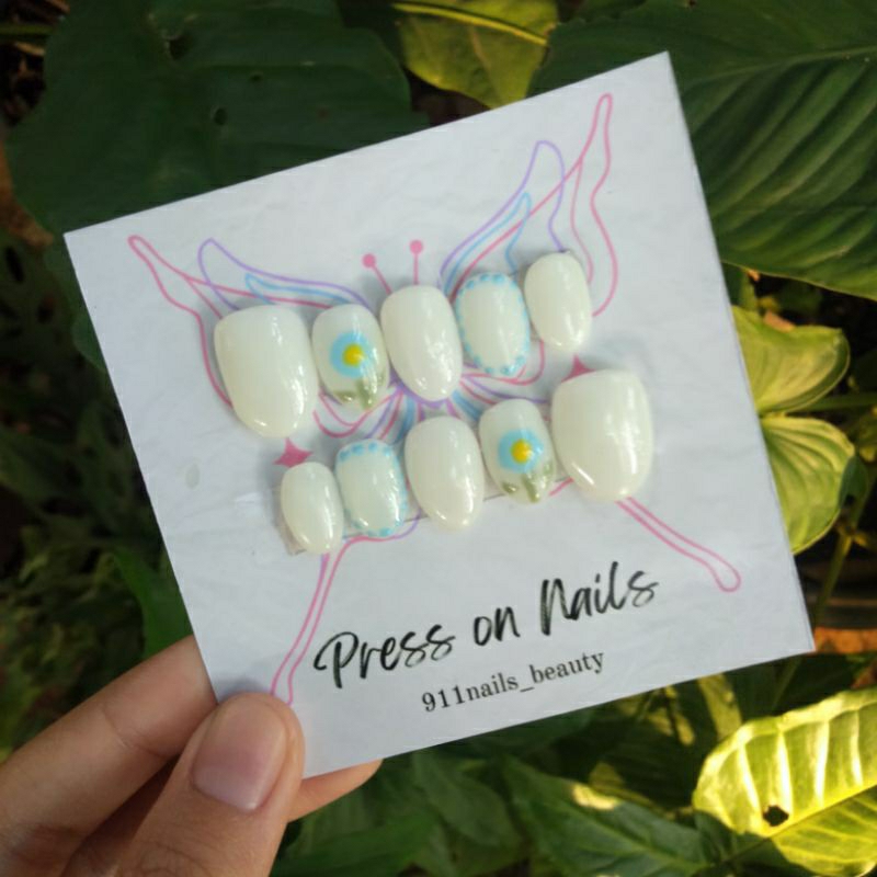 Press on Nails milky flowy