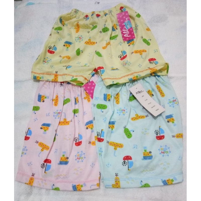 Celana pendek bayi