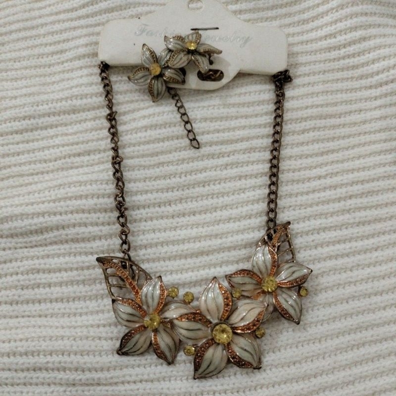 ONE SET KALUNG & ANTING MOTIF BUNGA