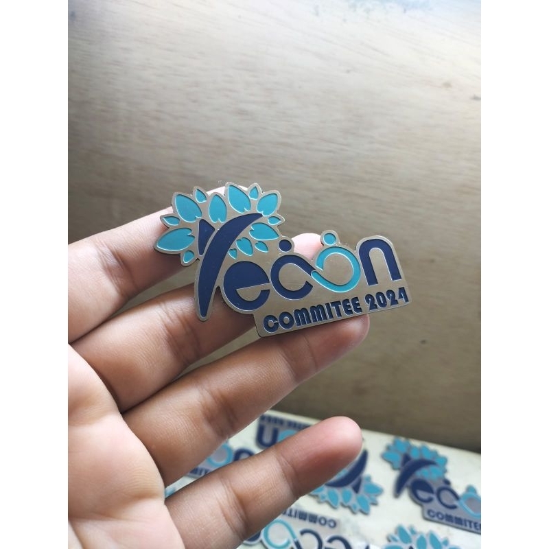 pin custom logo comitte
