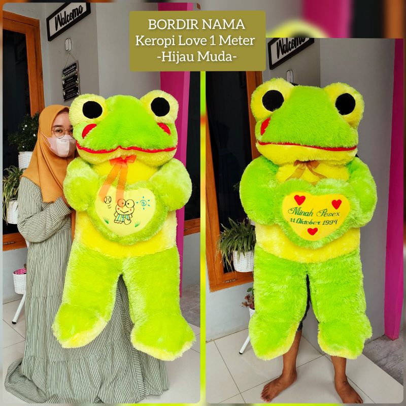 Boneka Keropi bediri