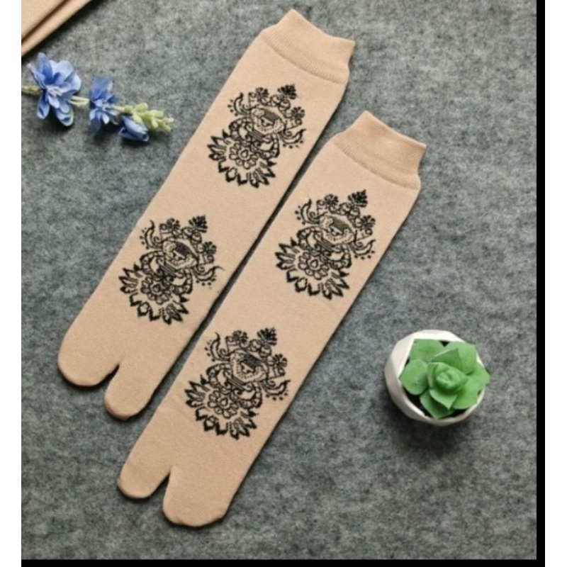 kaos kaki jempol