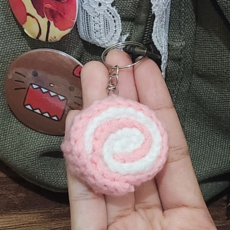 STRAWBERRY ROLL CAKE CROCHET KEYCHAIN ꩜ . ꒷ . 𖦹˙—