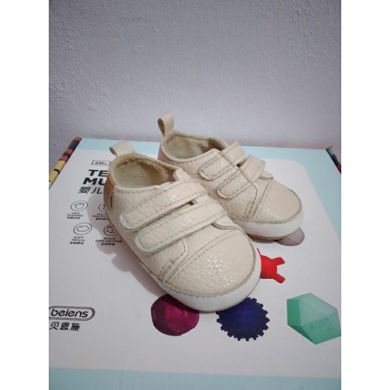 Sepatu bayi 6m+