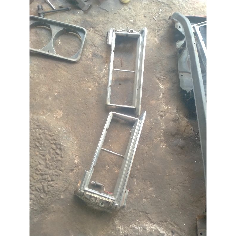 Frame lampu Corona TT132