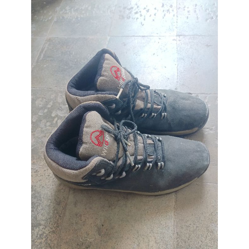 sepatu gunung