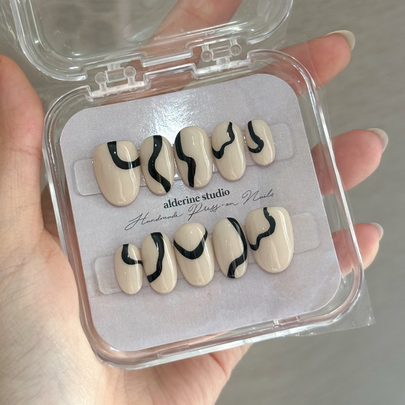 alderine studio press-on nails • MINIMAL LINES