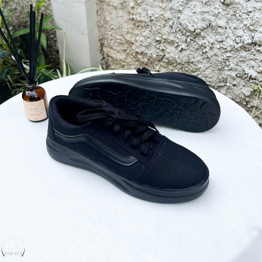 Sepatu Sneaker Sekolah Canvas