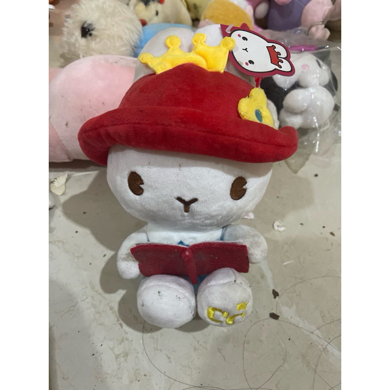 boneka kelinci membaca buku