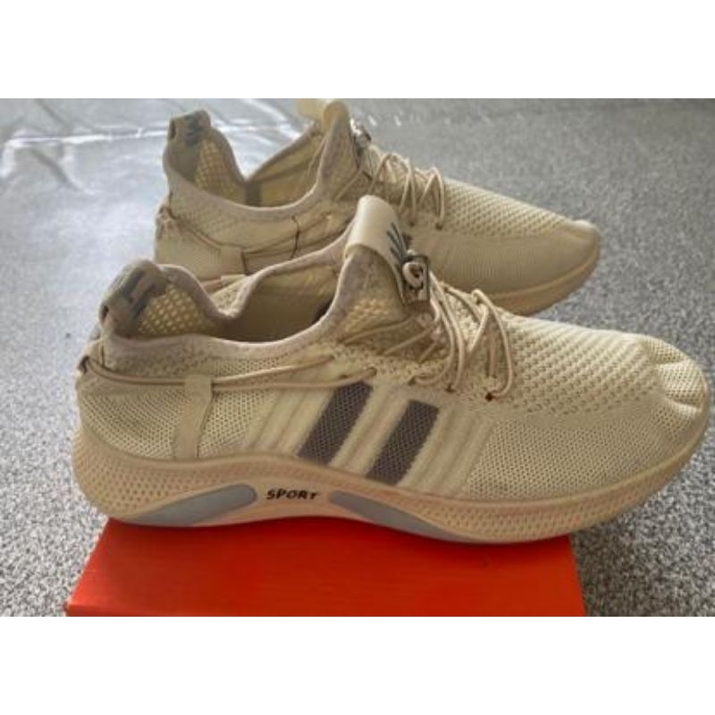 sepatu sport