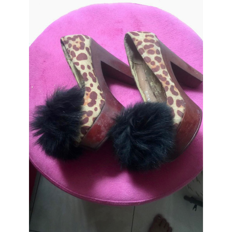 Preloved Sepatu Heels Bulu