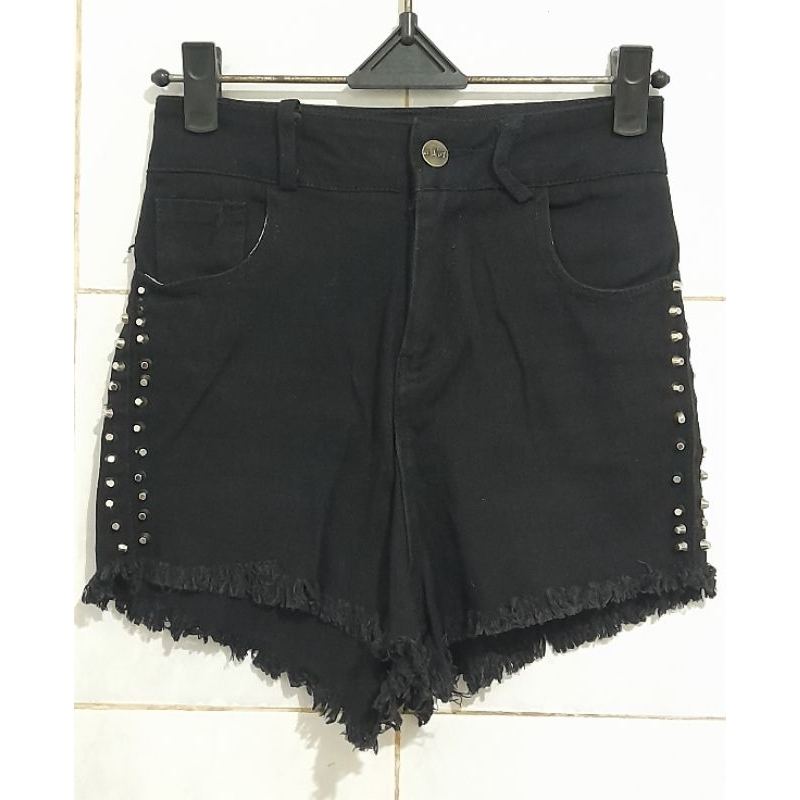 Celana pendek hitam denim