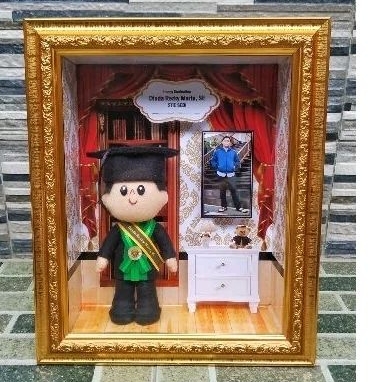 boneka wisuda frame kaca