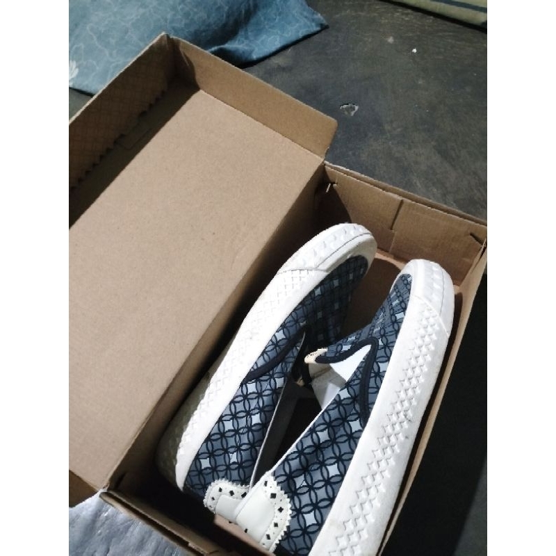 compas slip on kawung