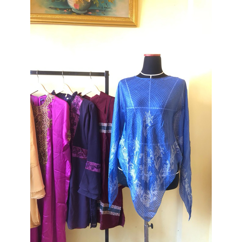 Atasan Sutra Biru