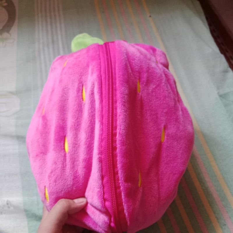 mainan boneka kelinci strawberry
