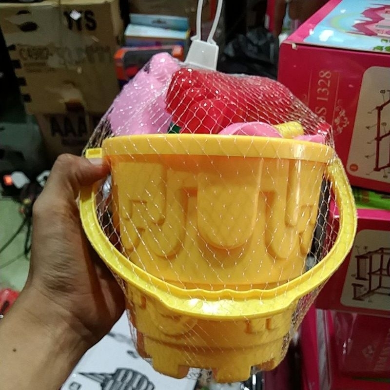 Mainan cetakan ember pasir