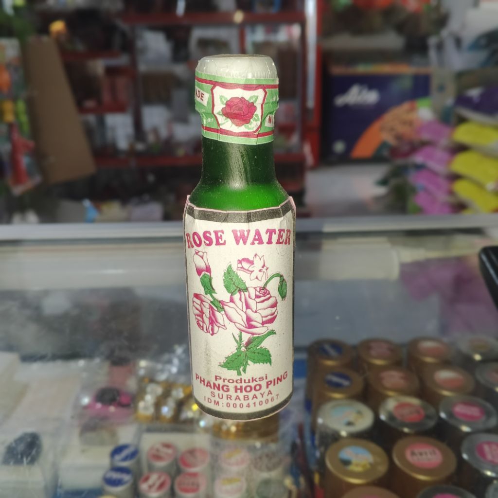 Rose water Phang hoo ping
