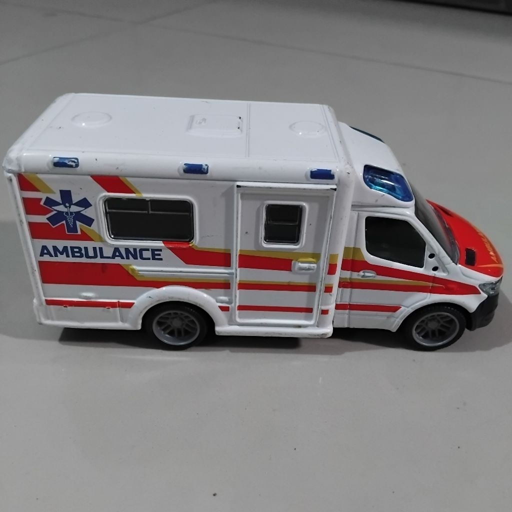 Mobil mainan ambulance