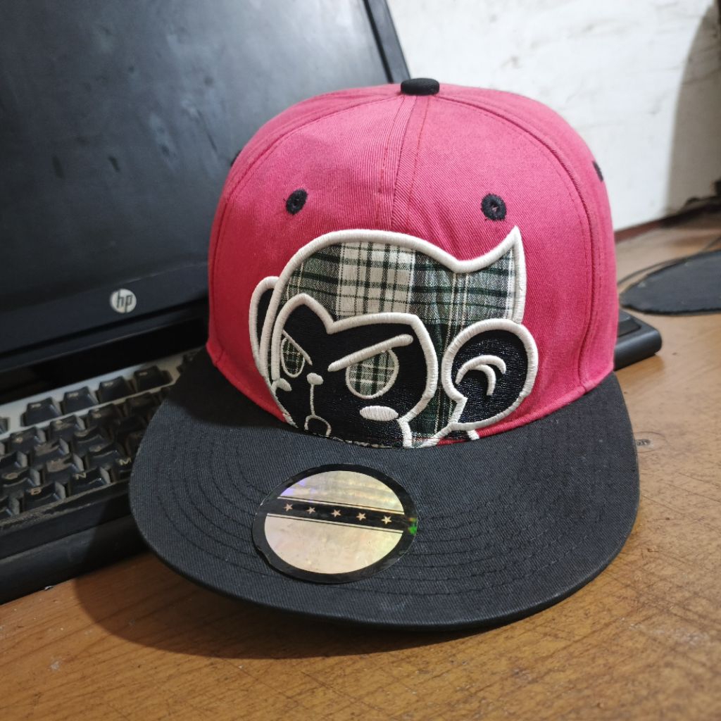 SNAPBACK BRAND LEFT SIDE