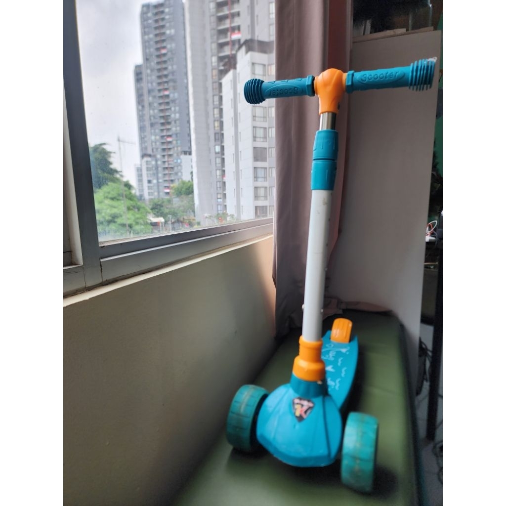 Mainan anak scooter