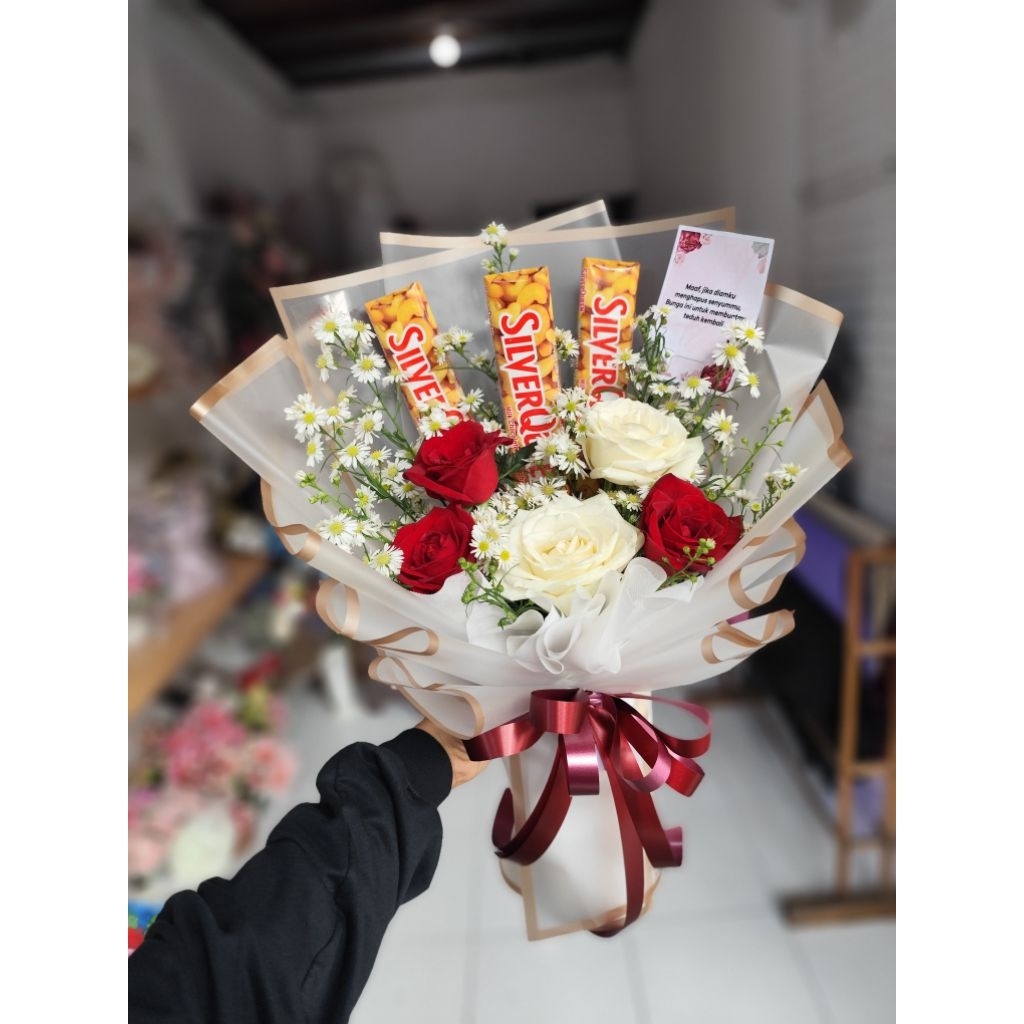 NOA MINI BUKET  +SILVERQUEEN/buket bunga surabaya