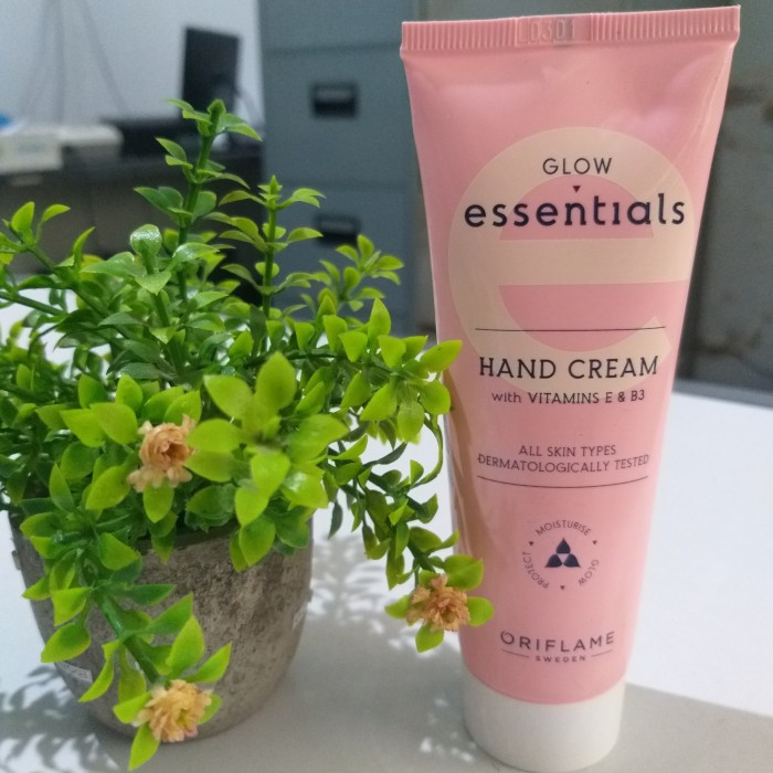 44484 Glow Essentials Hand Cream with Vitamins E & B3