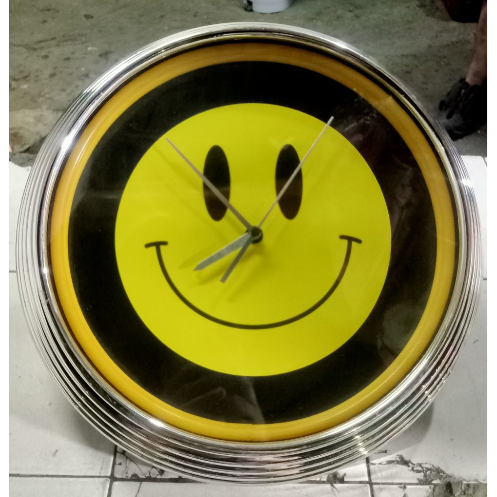 jam dinding besar