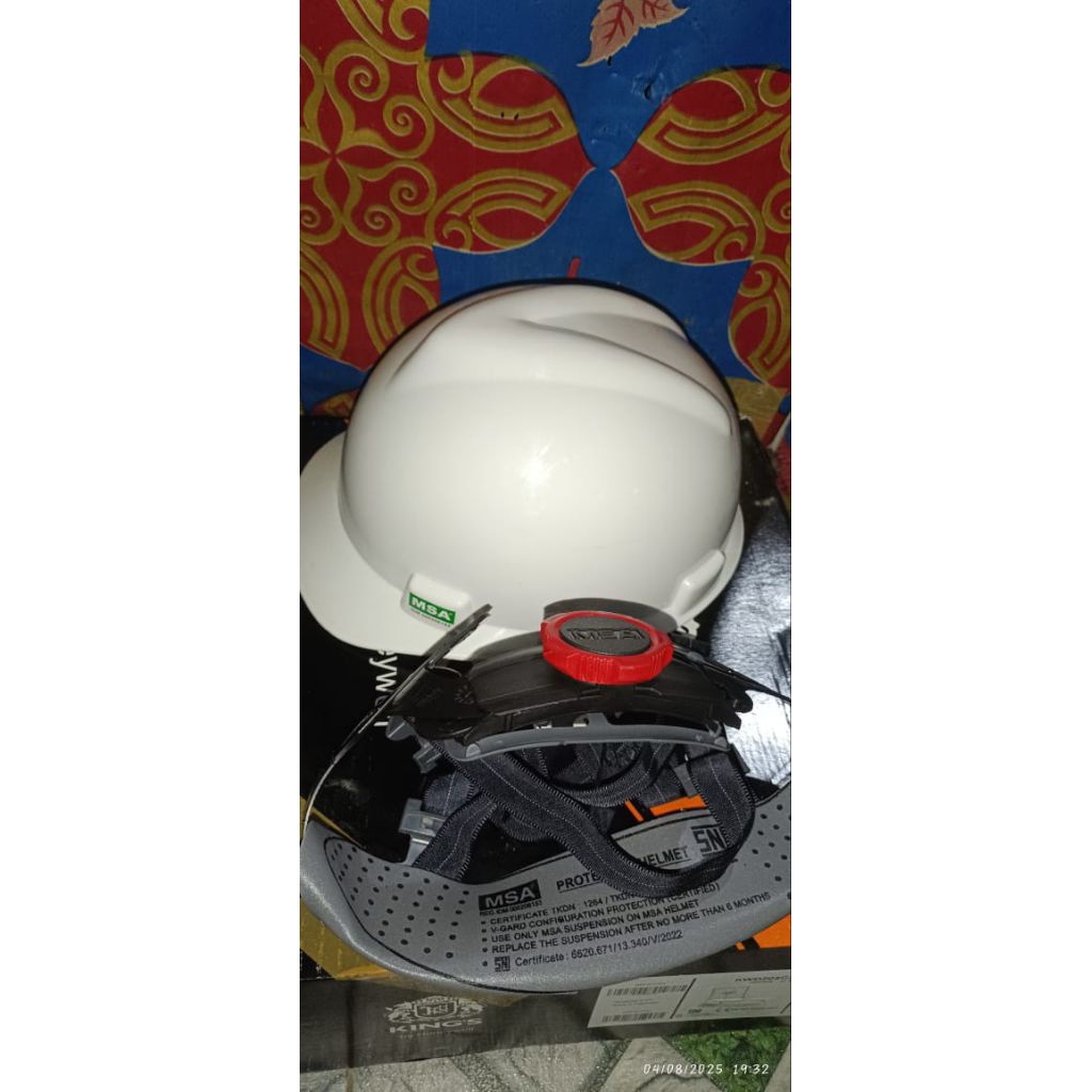 helm putih proyek