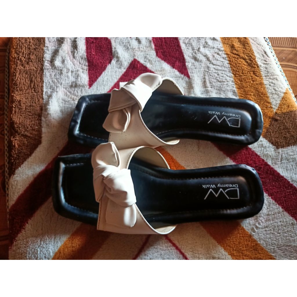 Sendal pita putih