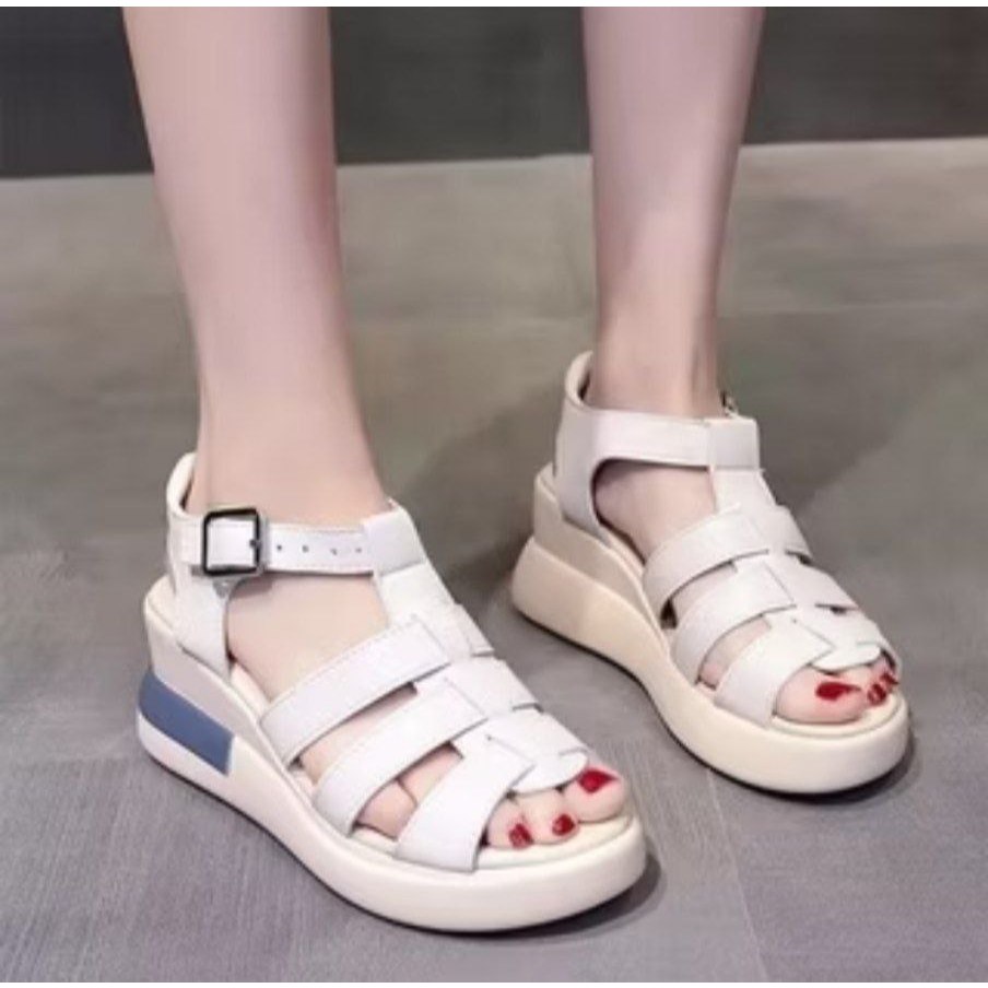 Two Win slippers / two sandals free 1pcs tas makeup