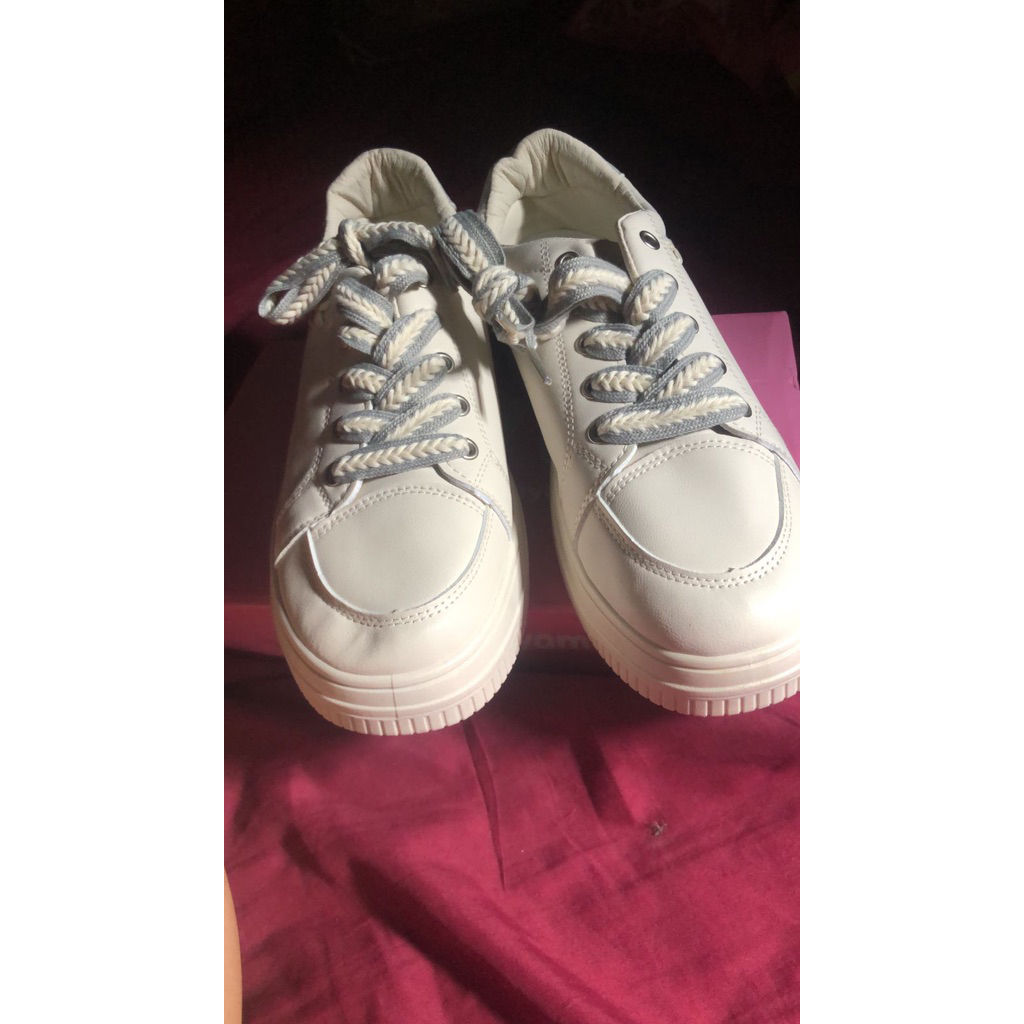 Sneakers putih pesanan