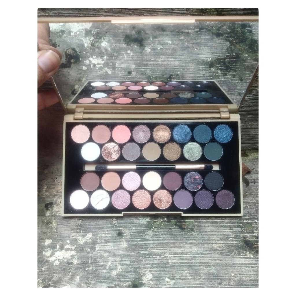 REVOLUTION MAKE UP EYESHADOW