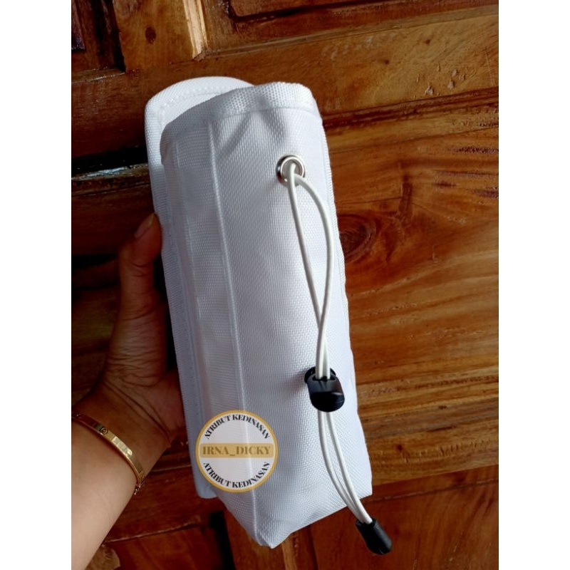 Tempat baret tempat botol putih polos