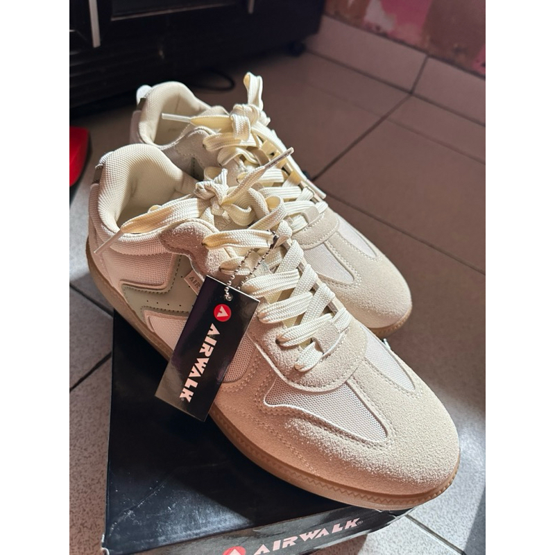 SEPATU AIR WALK