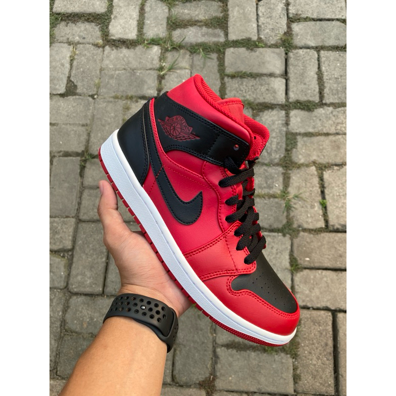 Air jordan 1 mid reverse bred