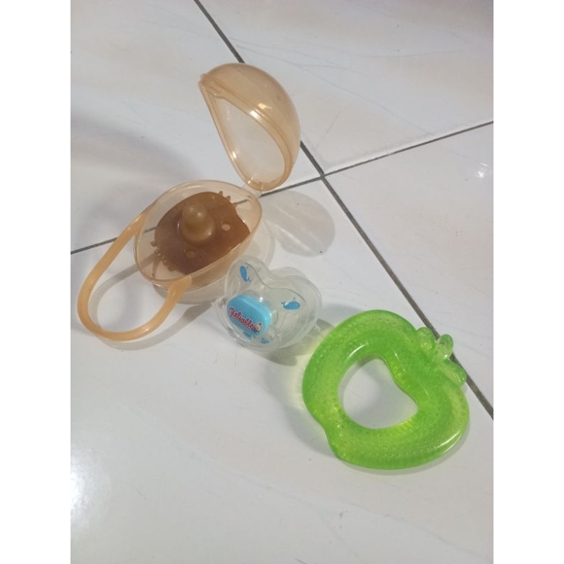 2 paket empeng beserta tempatnya + teether