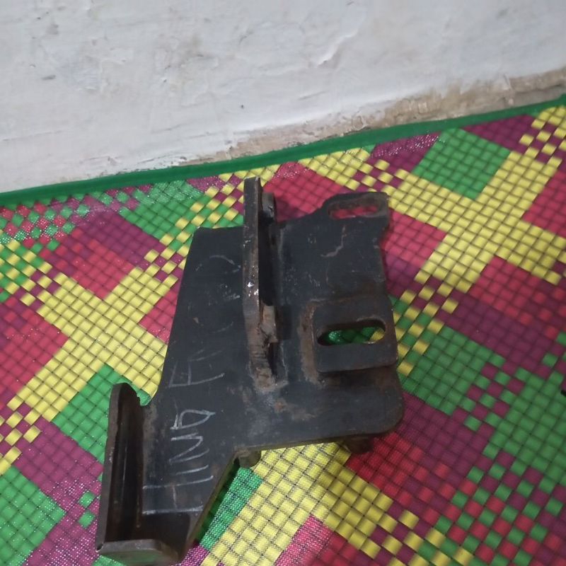 Bracket kompresor HINO DENSO 15A