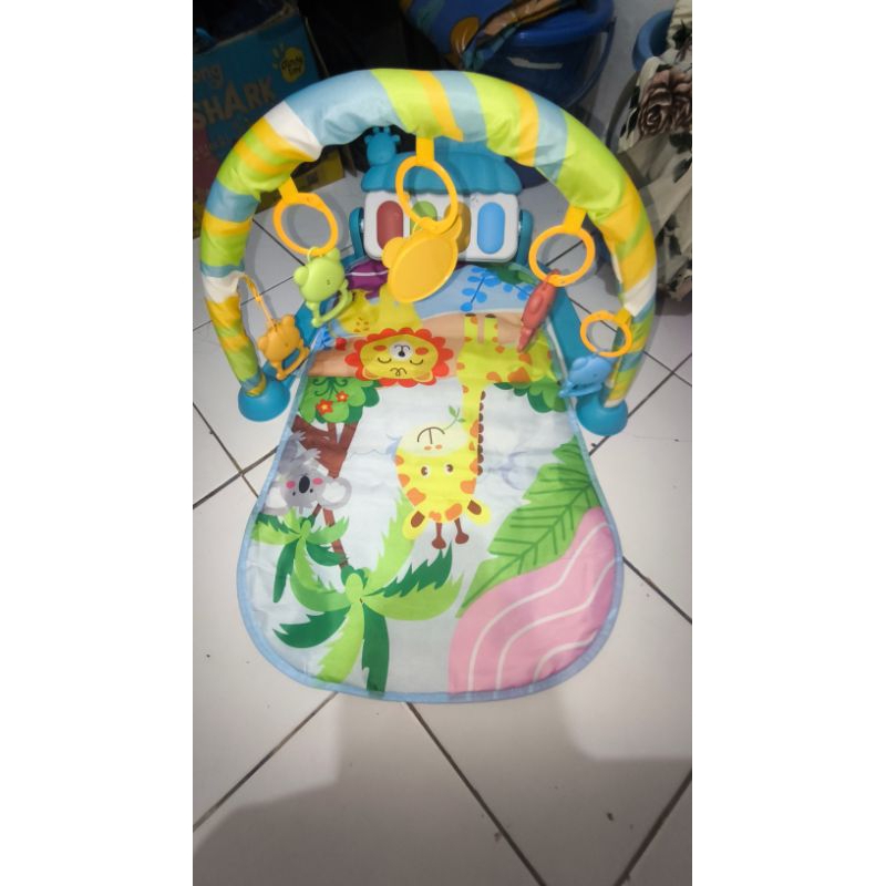 Play gym piano